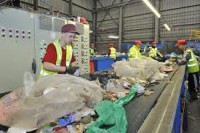 Norwegia praca fizyczna sortowanie śmieci przy taśmie bez języka Sandnes