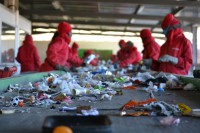 Oslo fizyczna praca Norwegia przy sortowaniu odpadów na taśmie bez języka